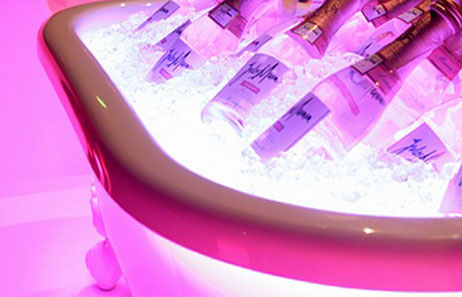 Jules Mumm Promotion Event: Sektflaschen, liegend in einer Badewanne, von kühlendem Eis umgeben , hellweißes Licht erstrahlt aus der Tiefe ein Genuß fürs Auge | Handmade Interactive Werbeagentur aus Lübbecke
